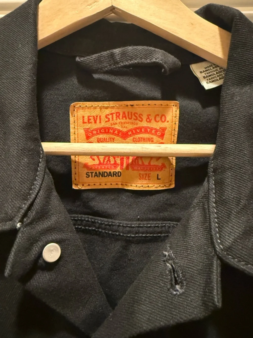 Men's Levi's Black Denim Trucker Jacket with Signature Red Tab - Picture 4 of 5